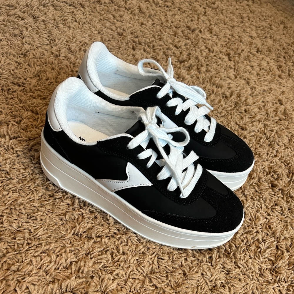 No Boundaries black and white platform sneakers sz 8